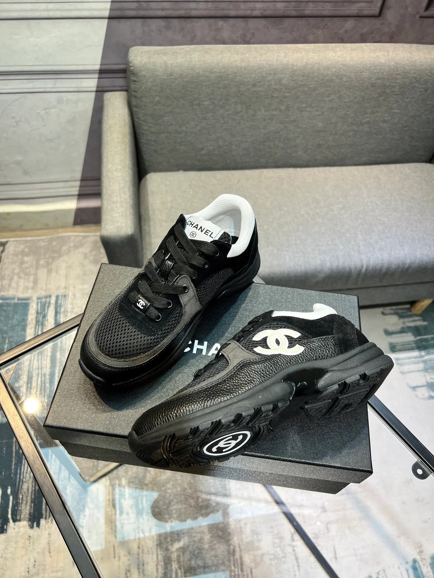 Men's men's shoes 💰620 Exclusive real shot (top version) CHANEL Chanel 2025ss color matching thick-soled casual sports shoes and sneakers. The counter is synchronized. The counter is very popular. A shoe that is very difficult to buy. The most popular thick-soled panda shoes on the Internet. It can be imagined that Xiaoxiang control can't miss it. It has both good looks and comfort. Simple and versatile white shoes. The thick sole increases the height and is super versatile. Close your eyes and wear it. Whoever wears it will look better. Upper: calfskin Lining: imported sheepskin lining Outsole: TPU original outsole Size: 35-44 (customized for women 41 and 40, and 45 for men)